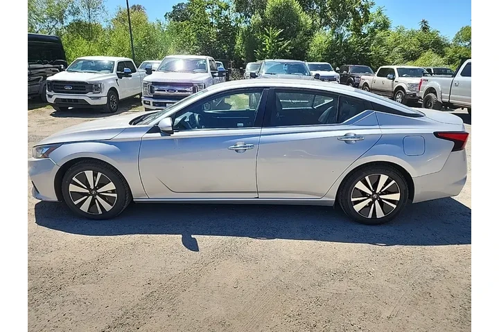 $17200 : Nissan Altima 2022 2.5 SV 4d image 2