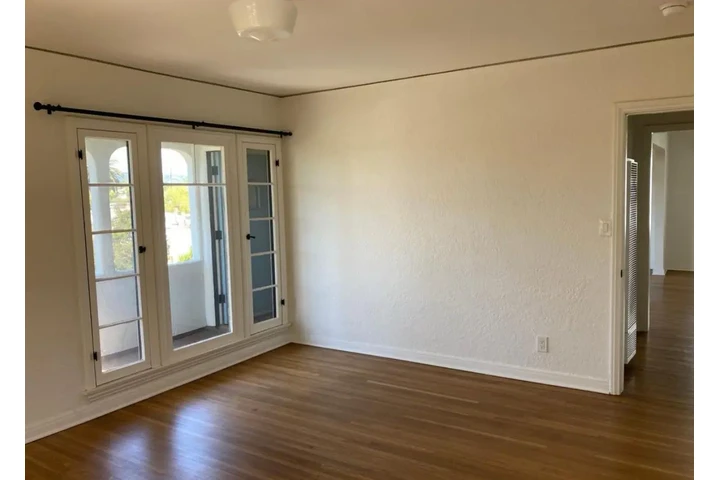 $1950 : 2 BEDROOM APT IN LOS ANGELES image 8
