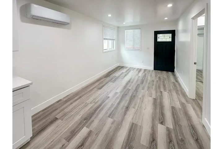 $2000 : 2 bed 1 bath available image 5