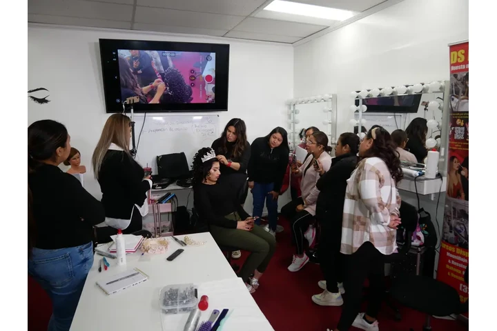 Curso de uñas acrilica image 7