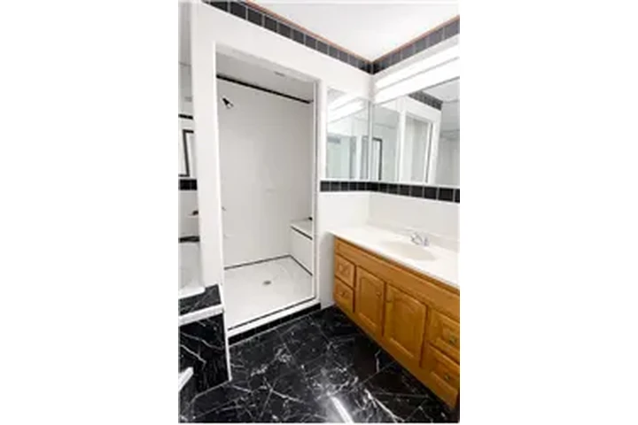 $1300 : Rental property with 1 bedro image 3