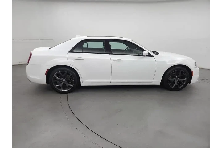 $25998 : Chrysler 300 2023 S V6 4dr S image 4