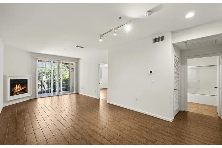 $1975 : Beautiful 2 Bedroom Apt in LA image 9