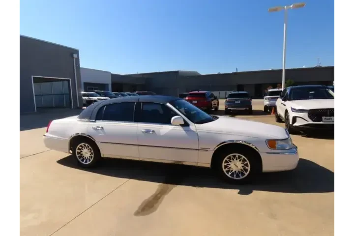 $12911 : Lincoln Town Car 2000 Signat image 8