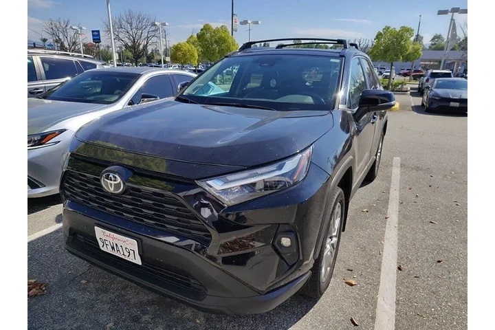 $33005 : Toyota RAV4 2023 XLE Premium image 1