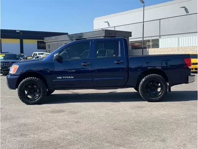 2010 Nissan Titan Crew Cab SE image 1