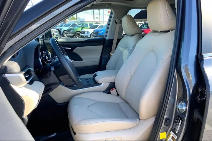 $37989 : Toyota Highlander 2023 L 4dr image 7