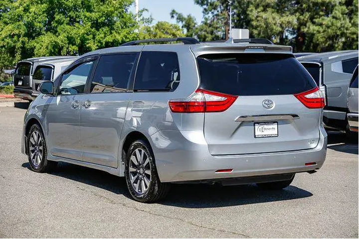 $28992 : Toyota Sienna 2019 AWD XLE 7 image 2