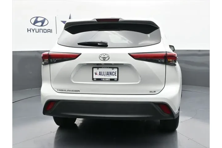 $31956 : Toyota Highlander 2022 XLE 4 image 8