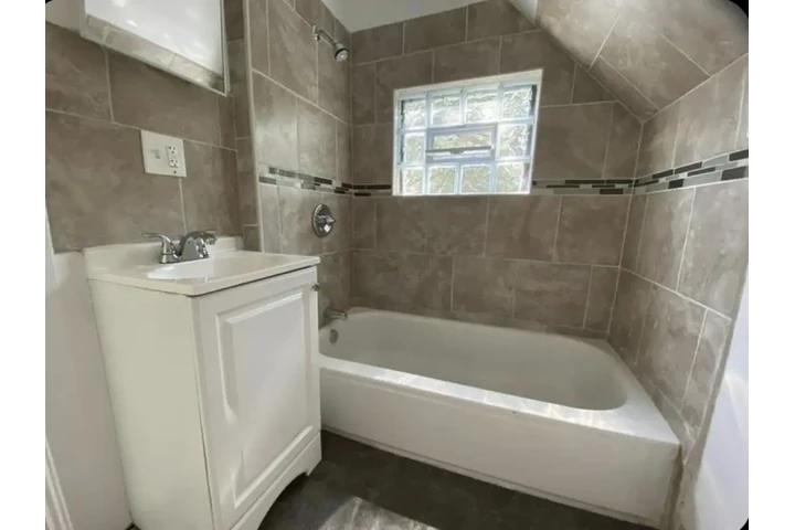 $1500 : Apartment building image 3