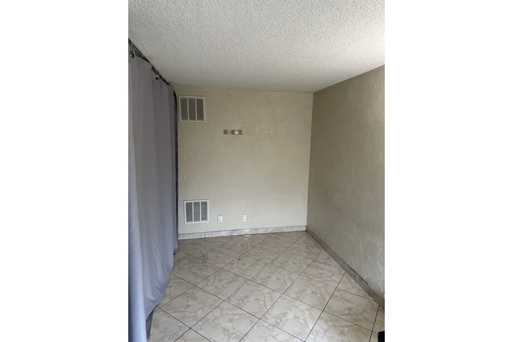 $650 : Se renta espacio privado image 4