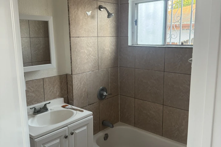 $1600 : 1 REC, 1 BAÑO, COMPTON image 8