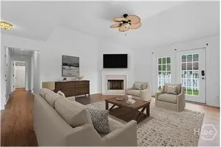 $2000 : Rental property with 3 bedro image 2