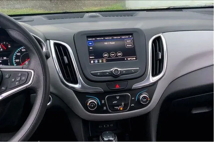 $17985 : Chevrolet Equinox 2020 LS 4d image 6