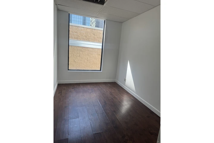 $650 : Rent Spa for Facial or Massage image 3