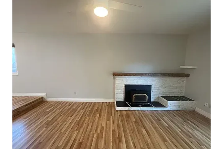 $1250 : Esta hermosa casa de 3 dormito image 4