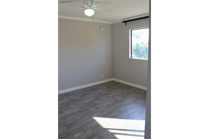 $1050 : Excelente estado Marina, CA image 7