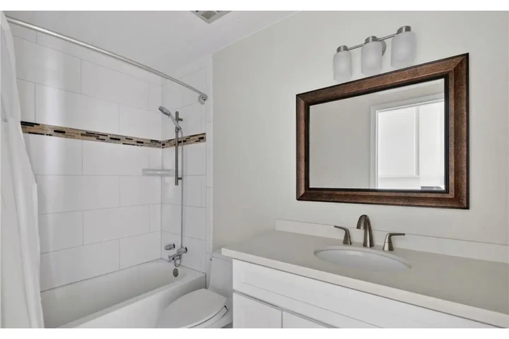 $2350 : Beautiful 3Bedroom 2Bath Home image 8