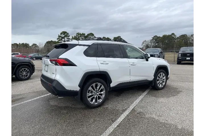 $30981 : Toyota RAV4 2024 XLE Premium image 2