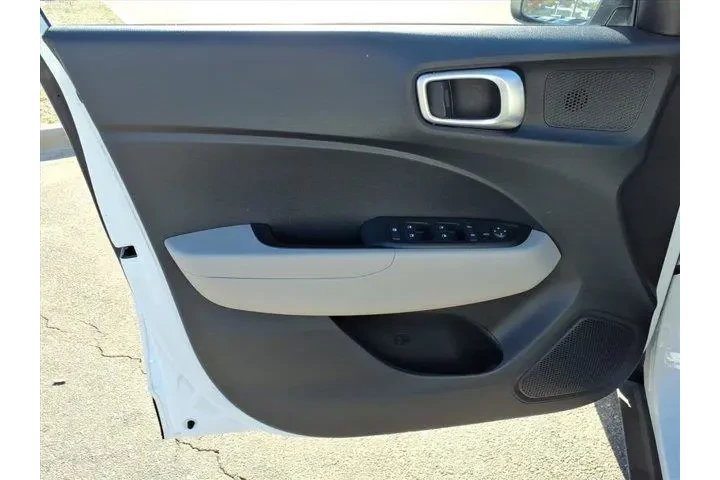 $18784 : Hyundai VENUE 2024 SEL 4dr C image 8