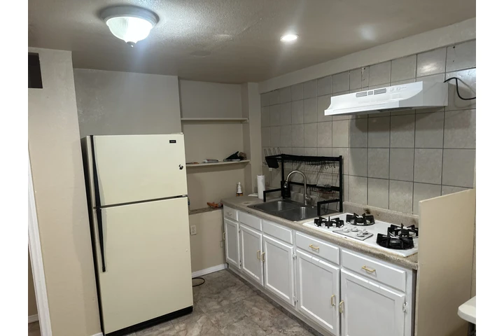 $950 : Se renta cuarto Chico image 1