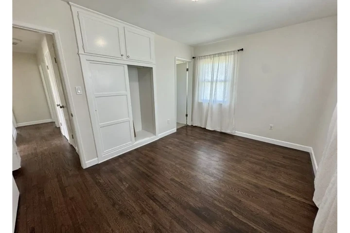 $1900 : Single Residence image 4