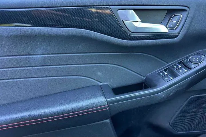 $16288 : Ford Escape 2024 ST-Line 4dr image 9