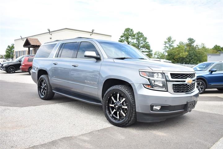 2020 Suburban LT image 2