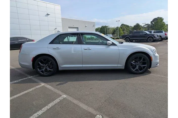 $28450 : Chrysler 300 2023 S V6 4dr S image 5