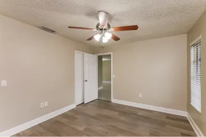 $2200 : 2 Bed 2 bath House in Miami image 5