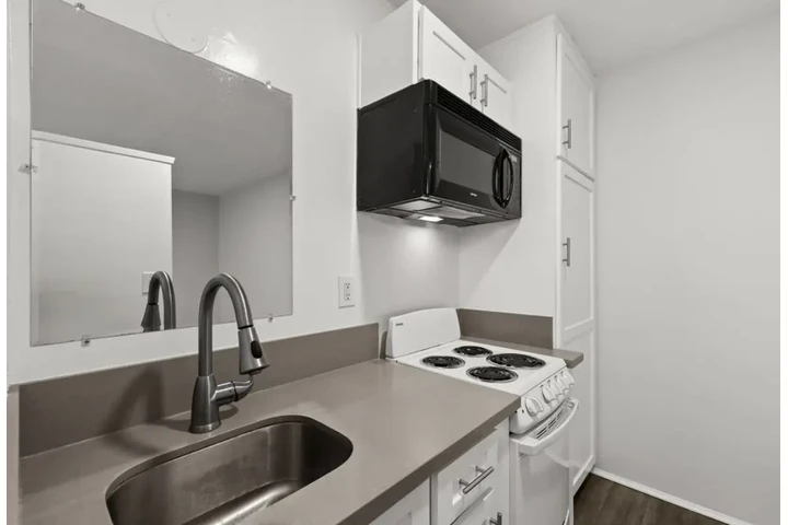 $1500 : 1 Bed 1 Bath Ap in Los Angeles image 4