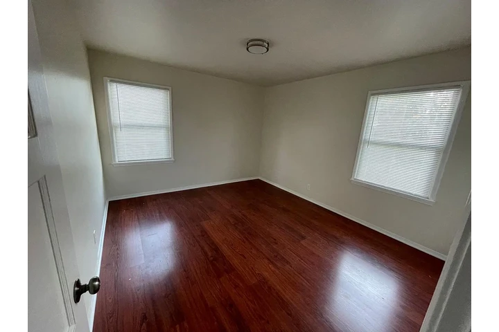 $800 : Spacious 2 bed, 1 bath freshl image 2
