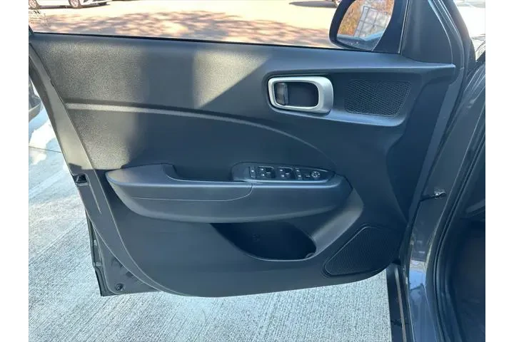 $18895 : Hyundai VENUE 2024 SEL 4dr C image 9