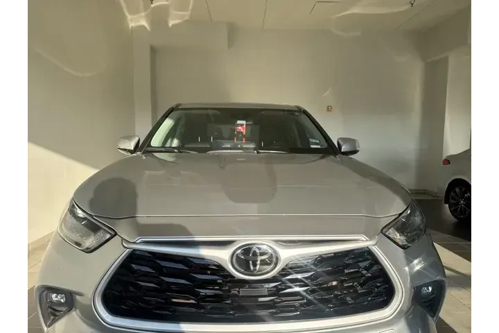 $27793 : Toyota Highlander 2023 LE 4d image 4