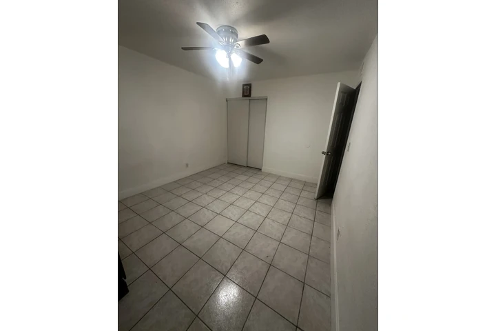 $1250 : Cuarto con baño image 1