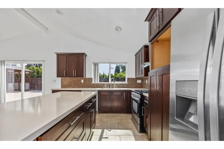 $2485 : 3 bedroom house in Lynwood image 4