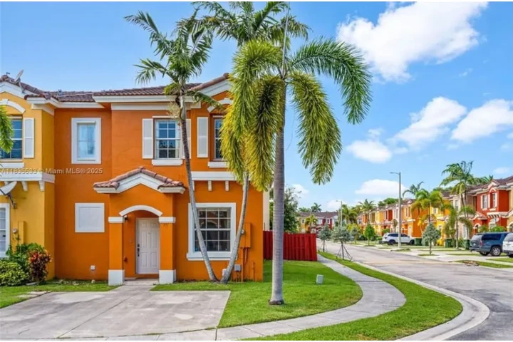 $2500 : Se renta Townhouse en Homested image 1