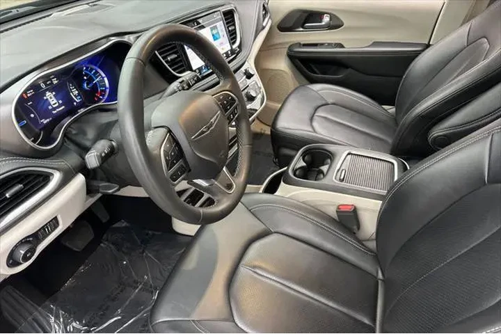 $28490 : Chrysler Pacifica Plug-In Hy image 10