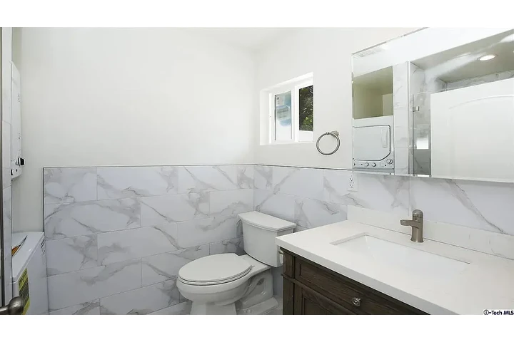 $1357 : 1BA/1BA near Burbank Mall. image 8