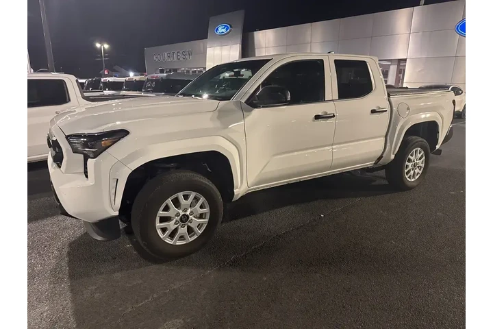 $31950 : Toyota Tacoma 2024 4x2 SR 4d image 2