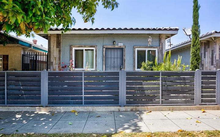 $1150 : SINGLE🏡CASA🏠 Los Angeles PET image 1