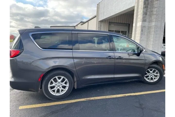 $9350 : Pre-Owned 2017 Pacifica Touri image 2
