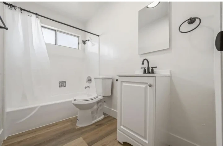 $1540 : Spacious 1 Bedroom Apt in LA image 9