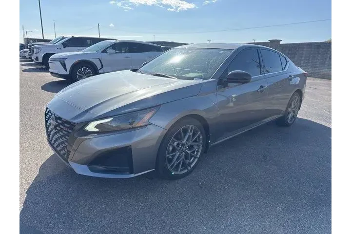 $27982 : Nissan Altima 2023 2.0 SR 4d image 3