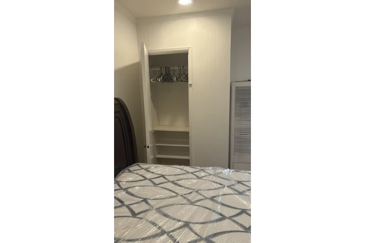 $1100 : Rento recámara image 2