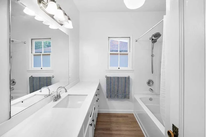 $800 : 2 Spacious Bedrooms all newly image 10