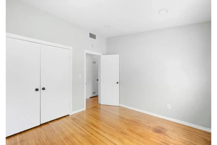 $2500 : 3 Bedroom House in Koreatown image 6