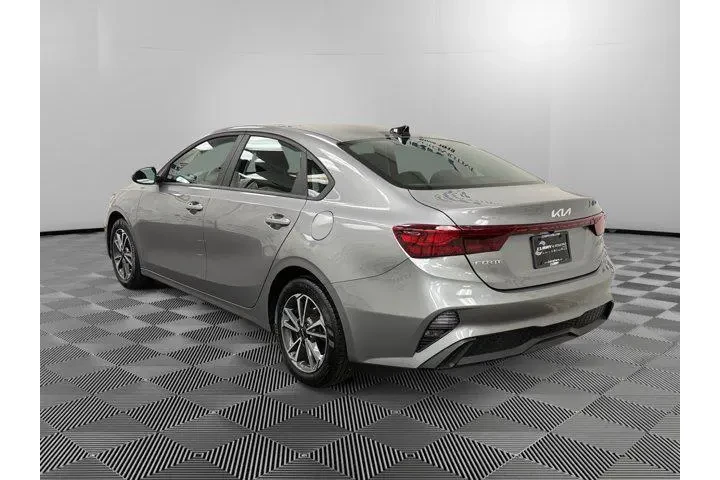 $16288 : Kia Forte 2023 LXS 4dr Sedan image 3