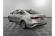 $16288 : Kia Forte 2023 LXS 4dr Sedan thumbnail