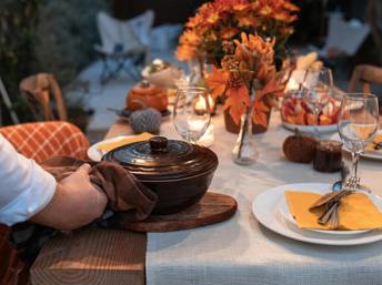 Persona poniendo la mesa para la cena